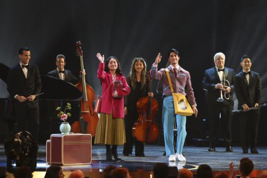 한국 창작 뮤지컬 '어쩌면 해피엔딩'(Maybe Happy Ending')이 8일(현지시간) 미국 뉴욕 라디오시티 뮤직홀에서 개최 된 미국 공연계 최고 권위 시상식 제78회 애뉴얼 토니 어워즈(Annual Tony Award·토니상)에서 작품상·남우주연상 등 6관왕을 차지하는 쾌거를 이룩하면서 공연계는 물론 K-컬처의 새 역사를 썼다. 〈사진=REUTERS·연합뉴스〉