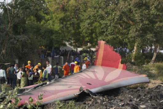현지시간 12일 오후 인도 서부 구자라트주 아메다바드 사르다르 발라바이 파텔 국제공항을 떠난 영국 런던행 에어인디아 AI171편 여객기가 이륙 직후 추락했다. 〈사진=AP통신·연합뉴스〉