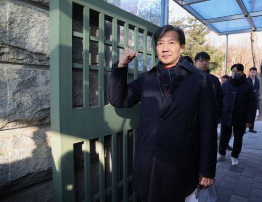 자녀 입시 비리와 청와대 감찰 무마 등 혐의로 기소돼 징역 2년 형이 확정된 조국 전 조국혁신당 대표가 지난해 12월 16일 오전 경기도 의왕 서울구치소로 들어가기 전 주먹을 쥐어 보이며 지지자들에게 인사하고 있다. 〈사진=연합뉴스〉