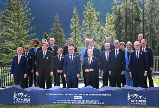G7 회원국 재무장관과 중앙은행 총재들이 지난 5월21일(현지시간) 캐나다 앨버타주 밴프에서 단체 기념촬영을 하고 있다. 〈출처 : 연합뉴스, REUTERS〉