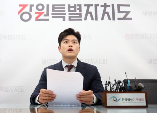 김용태 국민의힘 비상대책위원장이 23일 강원 춘천시 강원특별자치도청을 방문해 지역 기자단과 간담회를 열고 지역 현안에 관한 당의 정책과 견해를 밝히고 있다. 〈사진=연합뉴스〉