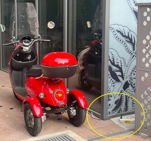 카페 전기를 사용해 전동 오토바이를 충전하는 한 이용객 〈JTBC 사건반장 제보 사진〉