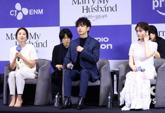 26일 오후 서울 신도림 라마다호텔에서 드라마 '내 남편과 결혼해줘' 일본판 제작발표회가 열렸다. 배우 코시바 후우카, 사토 타케루, 손자영 책임 프로듀서가 참석했다. 박세완 엔터뉴스팀 기자 park.sewan@jtbc.co.kr