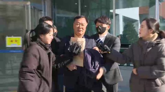 김진하 양양군수가 지난 1월 2일 춘천지방법원 속초지원에서 구속 전 피의자 심문(영장실질심사)을 받고 나오는 모습