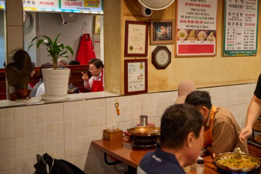 이재명 대통령이 26일 서울 용산 대통령실 인근 한 식당에서 점심 식사를 하고 있다.〈사진=대통령실 제공, 연합뉴스〉