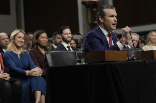 지난 1월 인사청문회에서 답변하고 있는 피트 헤그세스 국방장관의 모습. 사진 왼쪽의 푸른색 옷을 입은 여성이 헤그세스 장관의 부인 제니퍼 라우셰다. 미국 인사청문회는 가족이 참관하기도 한다. (사진=연합뉴스)