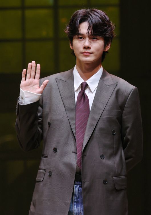 배우 옹성우가 9일 서울 서초구 예술의전당 CJ토월극장에서 열린 연극 '셰익스피어 인 러브' 기자간담회에서 포즈를 취하고 있다. 〈사진=연합뉴스〉