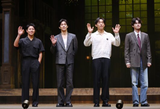9일 서울 서초구 예술의전당 CJ토월극장에서 열린 연극 '셰익스피어 인 러브' 기자간담회에서 셰익스피어를 연기한 배우 이규형(왼쪽부터), 손우현, 이상이, 옹성우가 포즈를 취하고 있다. 〈사진=연합뉴스〉