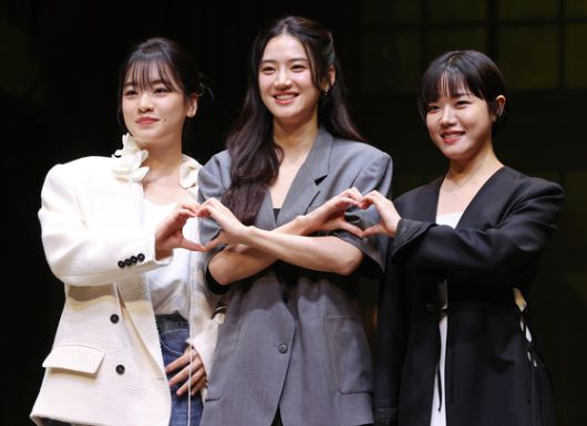 9일 서울 서초구 예술의전당 CJ토월극장에서 열린 연극 '셰익스피어 인 러브' 기자간담회에서 비올라를 연기한 배우 이주영(왼쪽부터), 박주현, 김향기가 포즈를 취하고 있다. 〈사진=연합뉴스〉
