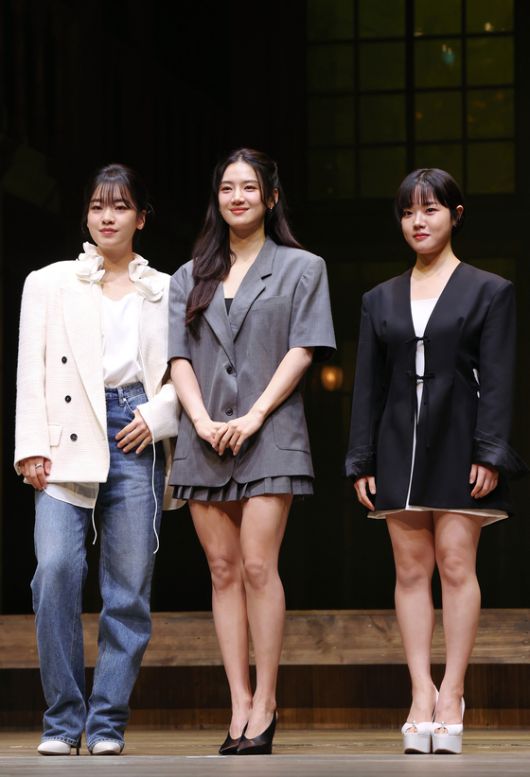 9일 서울 서초구 예술의전당 CJ토월극장에서 열린 연극 '셰익스피어 인 러브' 기자간담회에서 비올라를 연기한 배우 이주영(왼쪽부터), 박주현, 김향기가 포즈를 취하고 있다. 〈사진=연합뉴스〉