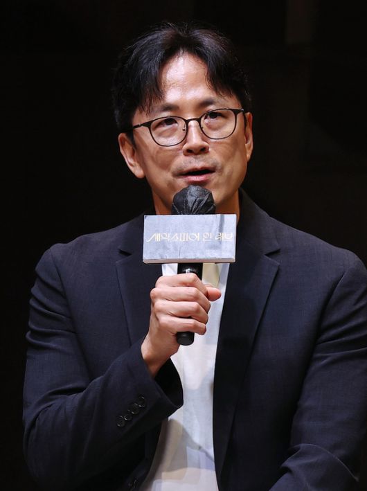 송한샘 프로듀서가 9일 서울 서초구 예술의전당 CJ토월극장에서 열린 연극 '셰익스피어 인 러브' 기자간담회에서 인사말을 하고 있다. 〈사진=연합뉴스〉