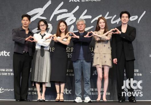 14일 오후 서울 더링크서울 호텔에서 JTBC 금요시리즈 '착한 사나이' 제작발표회가 열렸다. 이날 송해성 연출과 배우 이동욱, 이성경, 박훈, 오나라, 류혜영이 참석했다. 박세완 엔터뉴스팀 기자 park.sewan@jtbc.co.kr