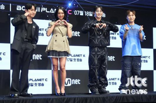 16일 오전 서울 더 세인트에서 Mnet?'보이즈 2 플래닛' 제작발표회가 열렸다. 이날 행사에는 제작진(김신영 CP, 정우영 PD, 고정경 PD), K 마스터(이석훈, 킹키, 카니), C마스터(김재중, 샤오팅, 제이릭), 공통 마스터(임한별, 효린, 백구영, 저스디스) 총 13명이 참석해 자리를 빛냈다. 박세완 엔터뉴스팀 기자 park.sewan@jtbc.co.kr