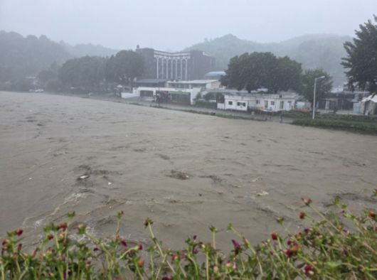 호우특보가 내린 17일 전남 담양군 향교교 인근에서 영산강이 불어나 있다. 〈사진=담양군·연합뉴스〉