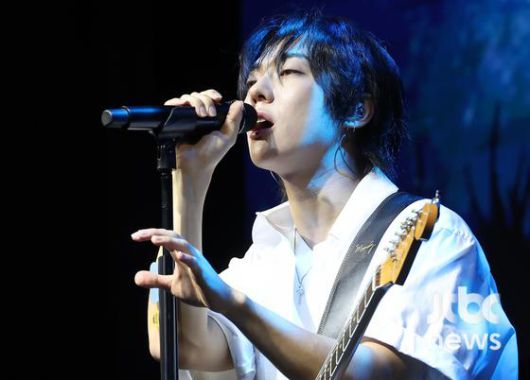 그룹 드래곤포니가 29일 오후 서울 예스24 원더로크홀에서 디지털 싱글 '지구소년' 쇼케이스 무대에 올라 공연을 펼치고 있다. 박세완 엔터뉴스팀 기자 park.sewan@jtbc.co.kr