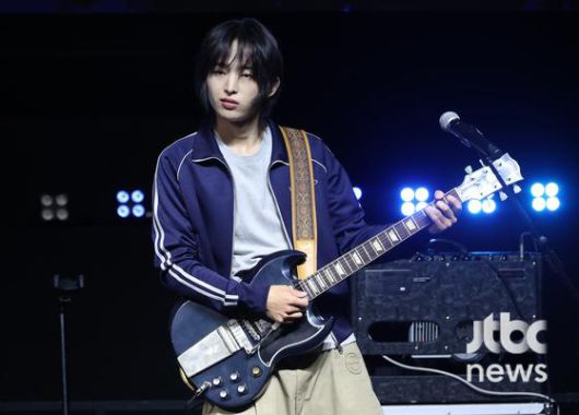 그룹 드래곤포니가 29일 오후 서울 예스24 원더로크홀에서 디지털 싱글 '지구소년' 쇼케이스 무대에 올라 공연을 펼치고 있다. 박세완 엔터뉴스팀 기자 park.sewan@jtbc.co.kr