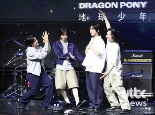 그룹 드래곤포니가 29일 오후 서울 예스24 원더로크홀에서 디지털 싱글 '지구소년' 쇼케이스 무대에 올라 포토타임을 갖고 있다. 박세완 엔터뉴스팀 기자 park.sewan@jtbc.co.kr