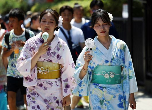 일본 정부가 도쿄 및 기타 현에 열사병 경보를 발령한 가운데 기모노를 착용한 일본인 여성들이 휴대용 선풍기를 사용하는 모습. 〈사진=로이터·연합뉴스〉