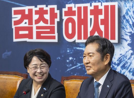 더불어민주당 정청래 대표와 조국혁신당 김선민 당 대표 권한대행이 5일 국회에서 만나 대화하고 있다. 〈사진=연합뉴스〉