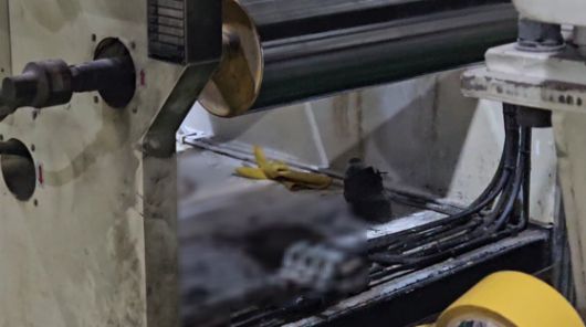 사고가 난 플라스틱 압출기 아래에 A씨가 사용한 것으로 추정되는 고무장갑이 떨어져 있다.