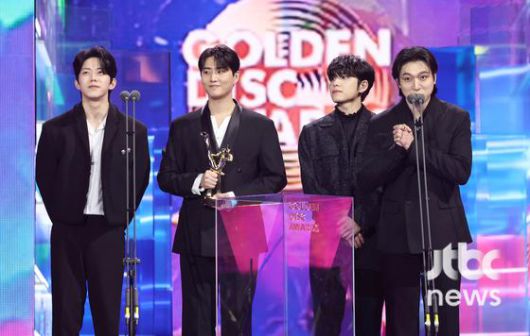 밴드 데이식스가 4일 오후 일본 페이페이 돔 후쿠오카에서 '제39회 골든디스크 어워즈' 디지털 음원 부문 베스트 밴드상을 수상한 뒤 소감을 말하고 있다. 특별취재반 / 2025. 01. 04/