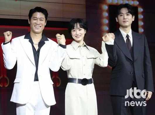 18일 오전 서울 호텔 나루 엠갤러리에서 넷플릭스 시리즈 '애마' 제작발표회가 열렸다. 이해영 감독, 배우 이하늬, 방효진, 진선규, 조현철이 참석했다. 박세완 엔터뉴스팀 기자 park.sewan@jtbc.co.kr