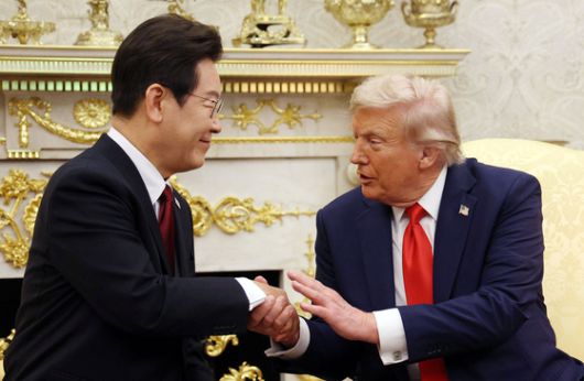 이재명 대통령과 도널드 트럼프 미국 대통령이 25일(현지시간) 미국 워싱턴DC 백악관에서 정상회담을 나누는 모습. 〈사진=연합뉴스〉