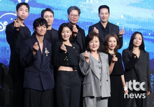 2일 오전 서울 포시즌스 호텔에서 디즈니+ 오리지널 시리즈 '북극성' 제작발표회가 열렸다. 허명행, 김희원 감독, 배우 강동원, 전지현, 이미숙, 박해준, 유재명, 오정세, 이상희, 주종혁, 김해숙이 참석했다. 박세완 엔터뉴스팀 기자 park.sewan@jtbc.co.kr