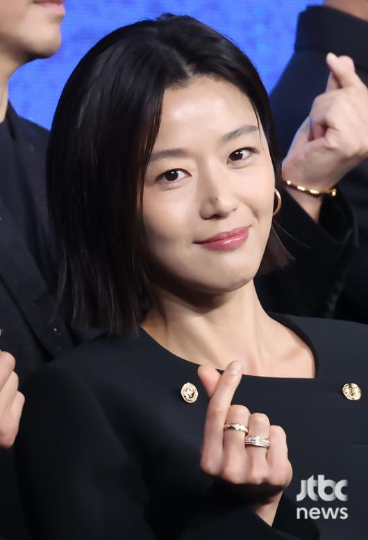 2일 오전 서울 포시즌스 호텔에서 디즈니+ 오리지널 시리즈 '북극성' 제작발표회가 열렸다. 허명행, 김희원 감독, 배우 강동원, 전지현, 이미숙, 박해준, 유재명, 오정세, 이상희, 주종혁, 김해숙이 참석했다. 박세완 엔터뉴스팀 기자 park.sewan@jtbc.co.kr