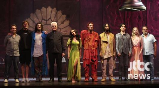 3일 오후 서울 세종문화회관에서 뮤지컬 '노트르담 드 파리' 프레스콜이 열렸다. 배우들이 포토타임을 갖고 있다. 박세완 엔터뉴스팀 기자 park.sewan@jtbc.co.kr