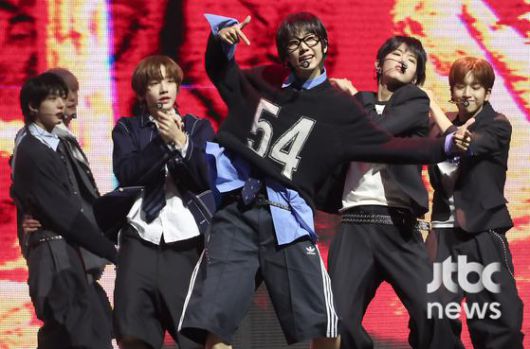 수록곡 'STEP IT UP' 무대