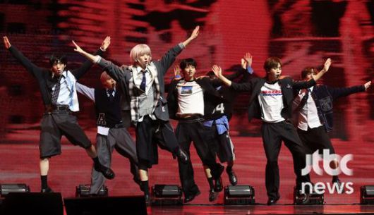 수록곡 'STEP IT UP' 무대