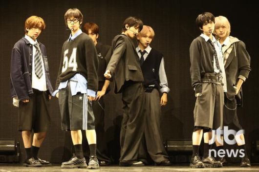 수록곡 'STEP IT UP' 무대