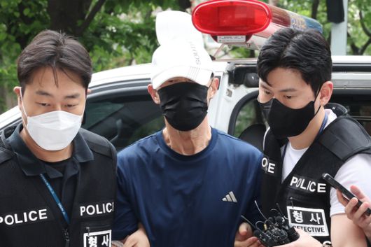 서울 지하철 5호선 열차 안에 불을 지른 60대 남성이 영장실질심사를 위해 서울남부지법에 출석하고 있다. 〈사진=연합뉴스〉