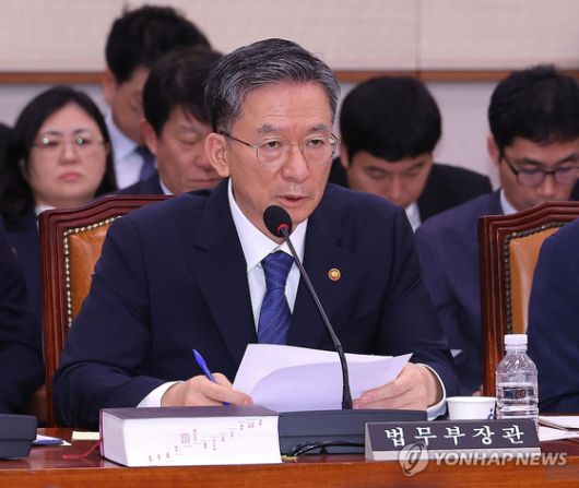 정성호 법무부 장관이 지난 4일 서울 여의도 국회에서 열린 법제사법위원회 전체회의에 참석해 의원 질의에 답변하고 있다. 〈사진=연합뉴스〉