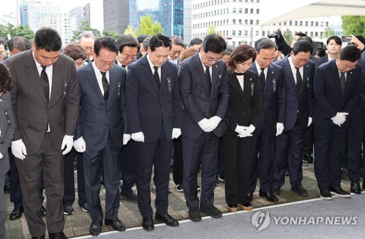 국민의힘 장동혁 대표, 송언석 원내대표 등 의원들이 13일 서울 여의도 국회 정문 인근에 민중기 특별검사팀의 소환 조사를 받은 뒤 숨진 채 발견된 경기 양평군 공무원 A씨를 추모하기 위해 설치한 분향소에서 묵념하고 있다. 〈사진=연합뉴스〉