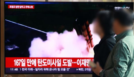 합동참모본부에 따르면 북한은 22일 동해상으로 미상의 탄도미사일을 쐈다. 이날 서울 중구 서울역에서 관련 뉴스를 시청하는 시민들. 〈사진=연합뉴스〉