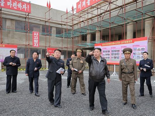 김정은 북한 국무위원장이 지난 4일 평양 학용품공장과 교구비품공장 건설장을 시찰했다고 조선중앙통신이 5일 보도했다. 〈사진=조선중앙통신 연합뉴스〉