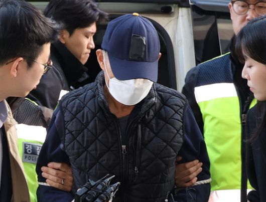 전통시장에서 돌진 사고를 내 2명을 숨지게 하고 19명을 다치게 한 60대 트럭 운전자가 15일 오후 구속 전 피의자 심문(영장실질심사)이 열리는 인천지법에 들어서고 있다. 〈사진=연합뉴스〉