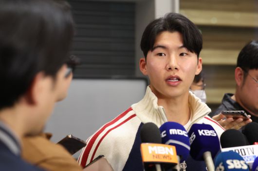 6일 인천국제공항을 통해 귀국한 김혜성이 취재진의 질문에 답하고 있다. [사진=연합뉴스]
