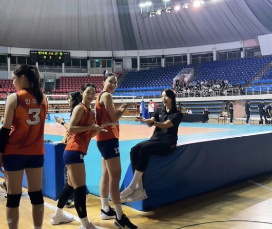 배구스타 김연경과 MBC '신인감독 김연경' 출연 선수들. 김연경 SNS 캡처.