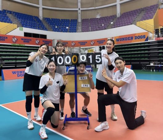 배구스타 김연경과 MBC '신인감독 김연경' 출연 선수들. 김연경 SNS 캡처.