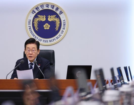 이재명 대통령이 지난 4일 용산 대통령실에서 열린 수석보좌관회의를 주재하고 있다. 〈사진=연합뉴스〉