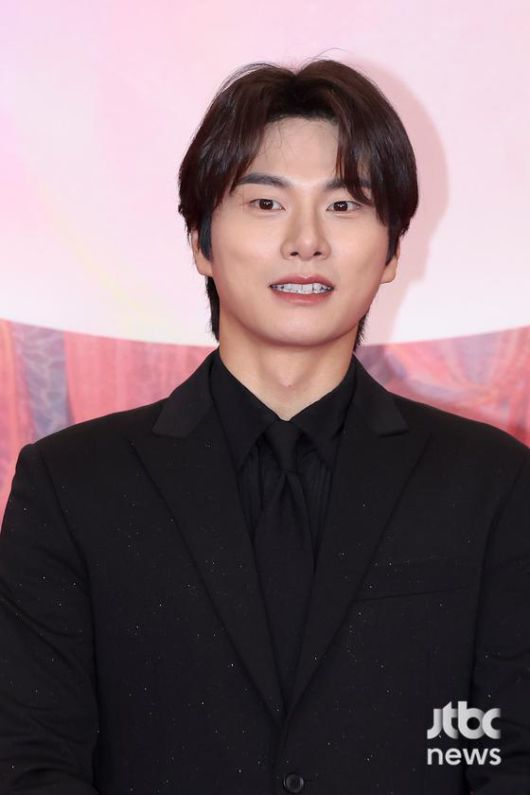 배우 이이경이 7일 오후 서울 강남구 삼성동 코엑스 열린 '제60회 백상예술대상' 레드카펫 행사에 참석해 포즈를 취하고 있다. 국내 최고 권위의 대중문화 종합 예술 시상식 '60회 백상예술대상'은 JTBC·JTBC2·JTBC4에서 동시 생중계, 프리즘에서 디지털 생중계된다. / 2024.05.07/