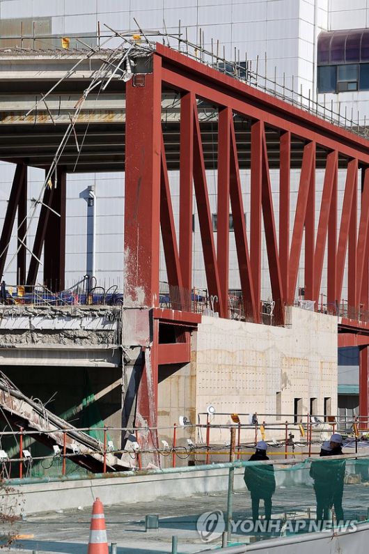 12일 오후 광주 서구 치평동 광주대표도서관 붕괴 사고 현장에서 관계자들이 구조물 안정화 작업을 위해 현장을 살펴보고 있다. 〈사진=연합뉴스〉