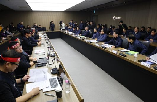 서울교통공사 노사가 전날 서울 성동구 서울교통공사 본사에서 열린 서울지하철 노사 임금교섭 본회의에 참석해 있다. 〈사진=연합뉴스〉