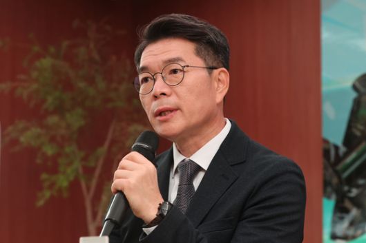 정원오 성동구청장이 10일 서울 성동구 펍지 성수에서 열린 '성수동' 출간 관련 기자간담회에서 취재진 질문에 답하고 있다. 〈사진=연합뉴스〉