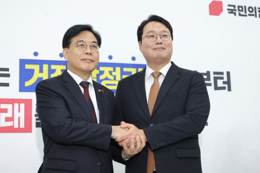 국민의힘 송언석 원내대표와 개혁신당 천하람 원내대표가 17일 국회에서 '통일교 게이트' 특별검사 추진을 위해 만나 악수하고 있다. 〈사진=연합뉴스〉