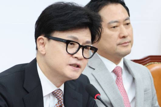 한동훈 전 국민의힘 대표와 장동혁 국민의힘 대표. 〈사진=연합뉴스〉