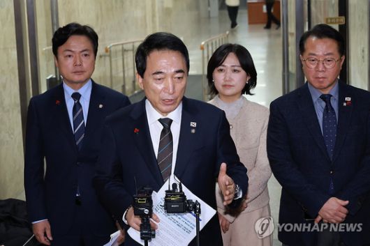 더불어민주당 박수현 수석대변인이 지난달 16일 국회에서 열린 비공개 의원총회를 마치고 회의 결과를 브리핑하고 있다. 〈사진=연합뉴스〉